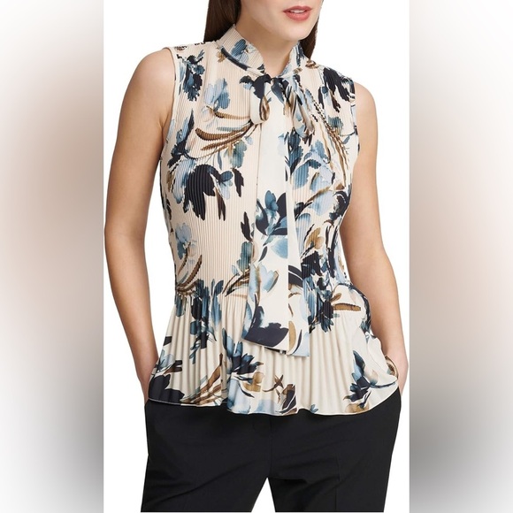 NWT💙🤎Sleeveless Pleated Top with Tie Neck - Picture 2 of 6